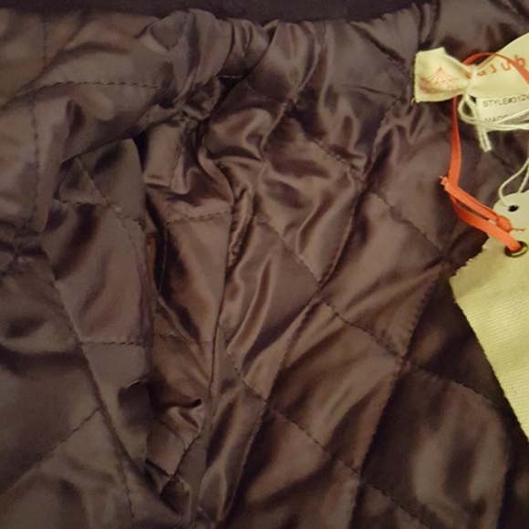 Winter coat zippered front with toggle closure. - Picture 5 of 5